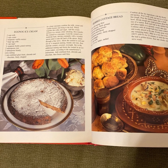 The Christmas Heirloom Book, a beautiful vintage book with great photographs - Picture 7 of 10